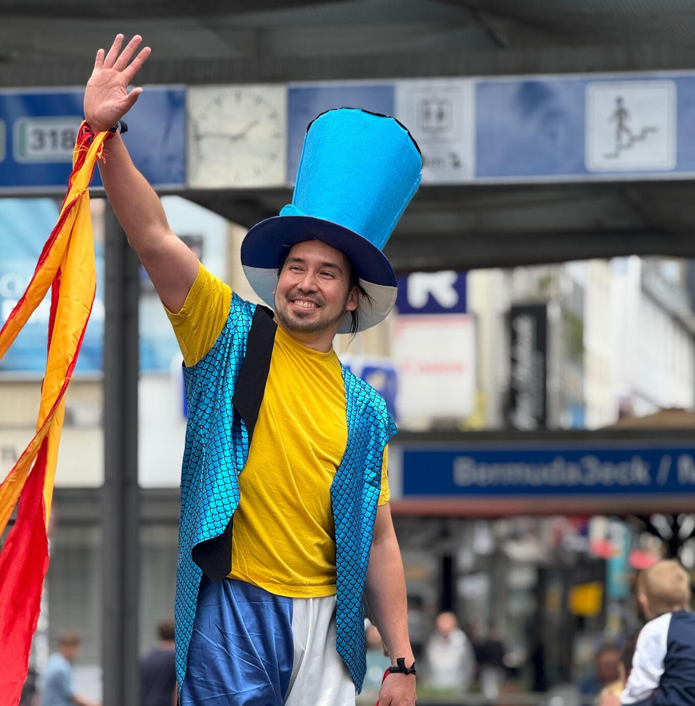 ✨ Präsenz bei Großveranstaltungen Wandelnde Stelzenanimation mit thematischem Kostüm und Publikumsinteraktion.