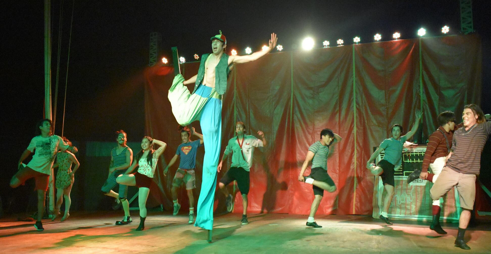 🎶 Stelzentanz-Show Das Highlight Ihrer Veranstaltung: ein 6-minütiger Act mit Tanz und Akrobatik auf Stelzen, der begeistert und überrascht.