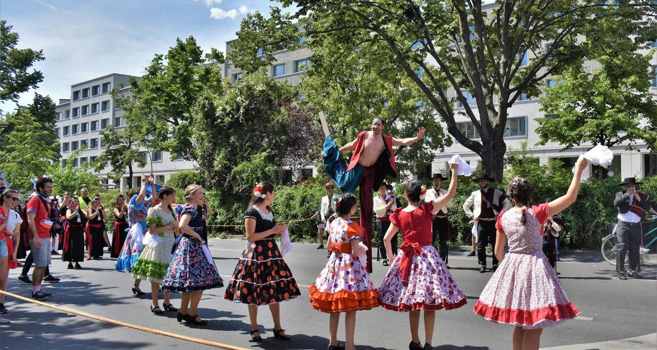 Stelzenläufer beim Tanzen